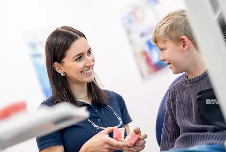 Schönes Lächeln durch Invisalign in der Zahnarztpraxis in Vohenstrauß